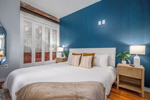 3 bedrooms, desk, iron/ironing board, free WiFi - OTR by TQL+Private Rooftop+Fire Pit+2King Beds+Wifi+Sleeps 8ppl (Cincinnati)