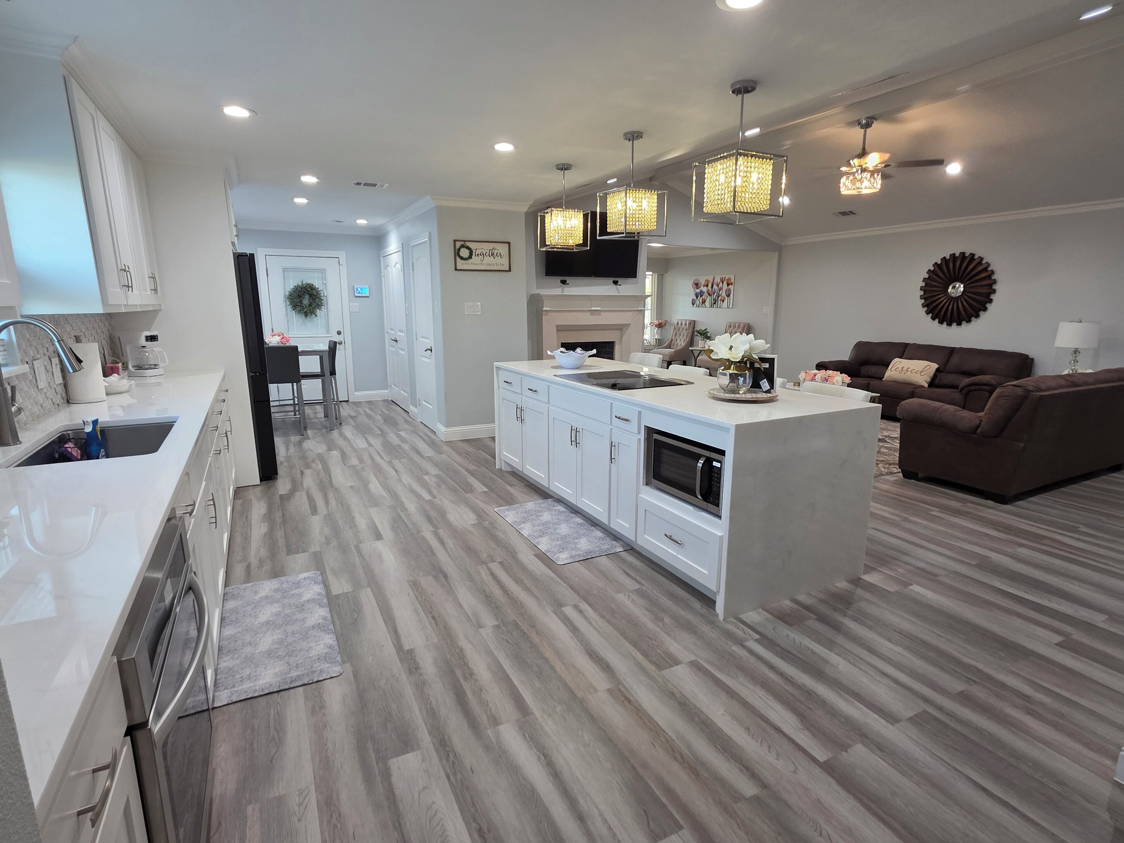 Microondas, horno y placa de cocina