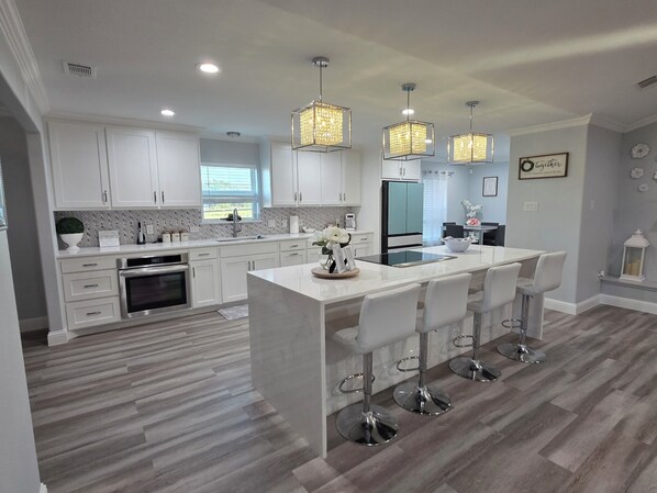 Microwave, oven, stovetop - Country living in the city. Gorgeous 3bdrm2bth home in the outskirts of mesquite (Mesqu)