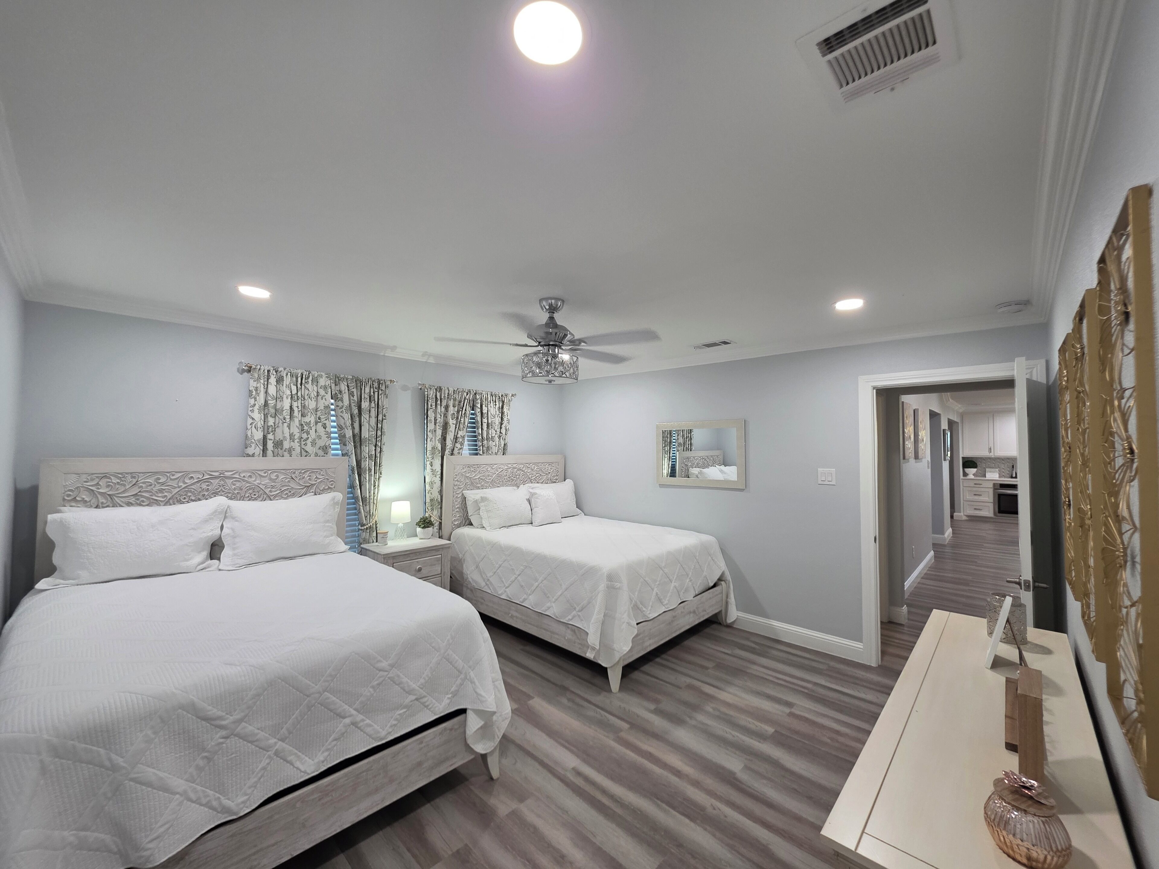 3 slaapkamers, een strijkplank/strijkijzer, wifi, beddengoed