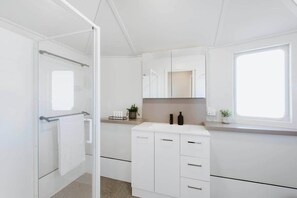 Shower, hair dryer, towels - Red Rattler Retreat, Windeyer, Mudgee (Windeyer)