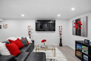 Smart TV - New Central Suite, Walk to Dining (Calgary)