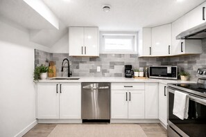 Private kitchen - New Central Suite, Walk to Dining (Calgary)