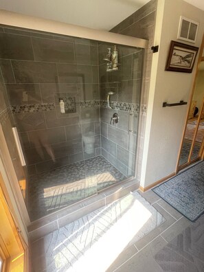 Een douche, een haardroger, handdoeken, zeep