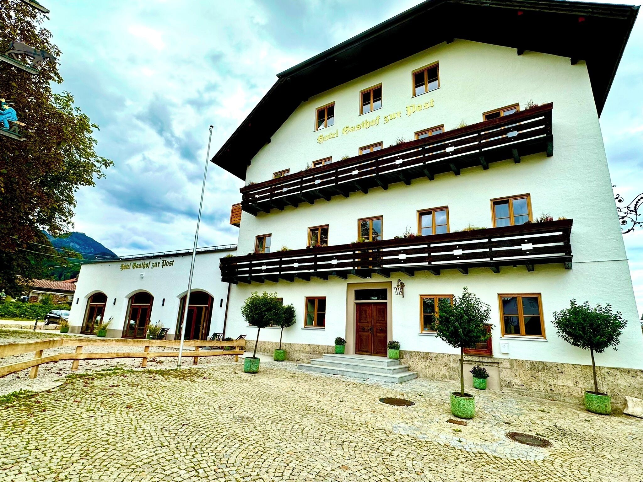 Un bâtiment à deux étages sur lequel on peut lire l’inscription « Gasthof zur Post ».
