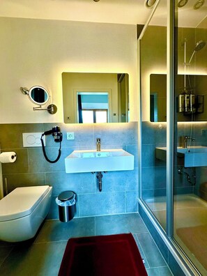 Double Room | Bathroom - Hotel Bergen Zur Post by Rikas Hotels (Bergen)