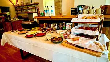 Tägliches Frühstücksbuffet (12 EUR pro Person)