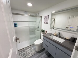 Sèche-cheveux, serviettes fournies, savon, papier toilette