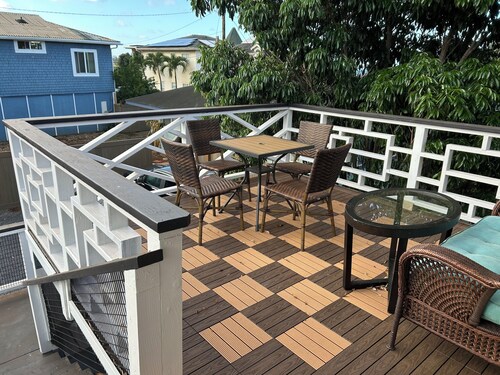 3-bedroom upstairs unit in beautiful Wailuku with AC