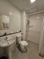 Deluxe Room | Bathroom | Free toiletries, toilet paper