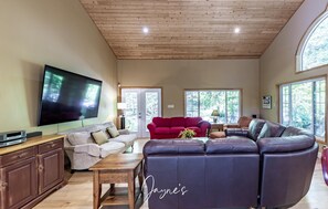 Smart TV, chimenea, tenis de mesa y libros 