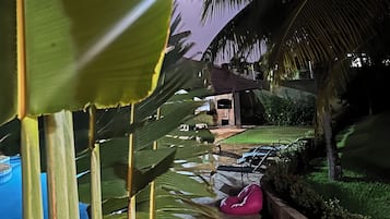 Piscine extérieure, chaises longues