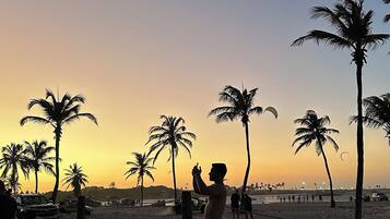 Pantai di sekitar, pasir putih, dan antar-jemput ke pantai