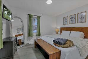 3 bedrooms, desk, iron/ironing board, travel cot