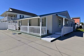 Exterior - Coastal Comfort in Cherry Grove Beach (North Myrtle Beach)