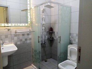 Towels, soap, toilet paper - Private villa with pool in Deadsea Jordan (Alshooneh Aljanobieh)