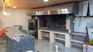 Une cuisine moderne dotée d’un plan de travail en granit, d’appareils électroménagers en acier inoxydable et d’un four encastré.