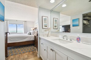 3 soverom, skrivebord, strykejern/-brett og reiseseng for barn