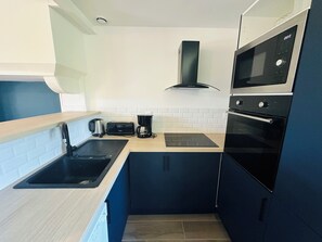 Réfrigérateur, micro-ondes, four, plaque de cuisson