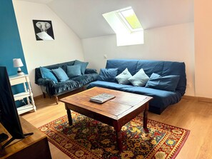 Télévision, baby-foot, livres