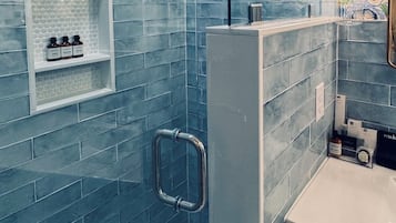 Douche, sèche-cheveux, serviettes fournies, savon
