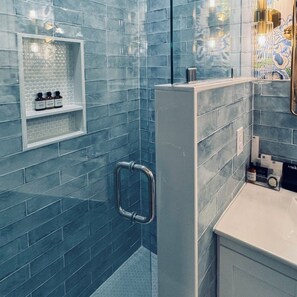 Douche, sèche-cheveux, serviettes fournies, savon