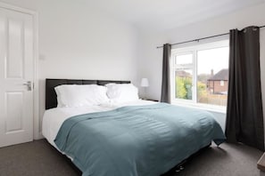 3 bedrooms, iron/ironing board, WiFi, bed sheets