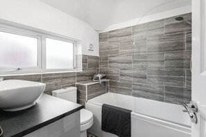 Haartrockner, Handtücher, Toilettenpapier