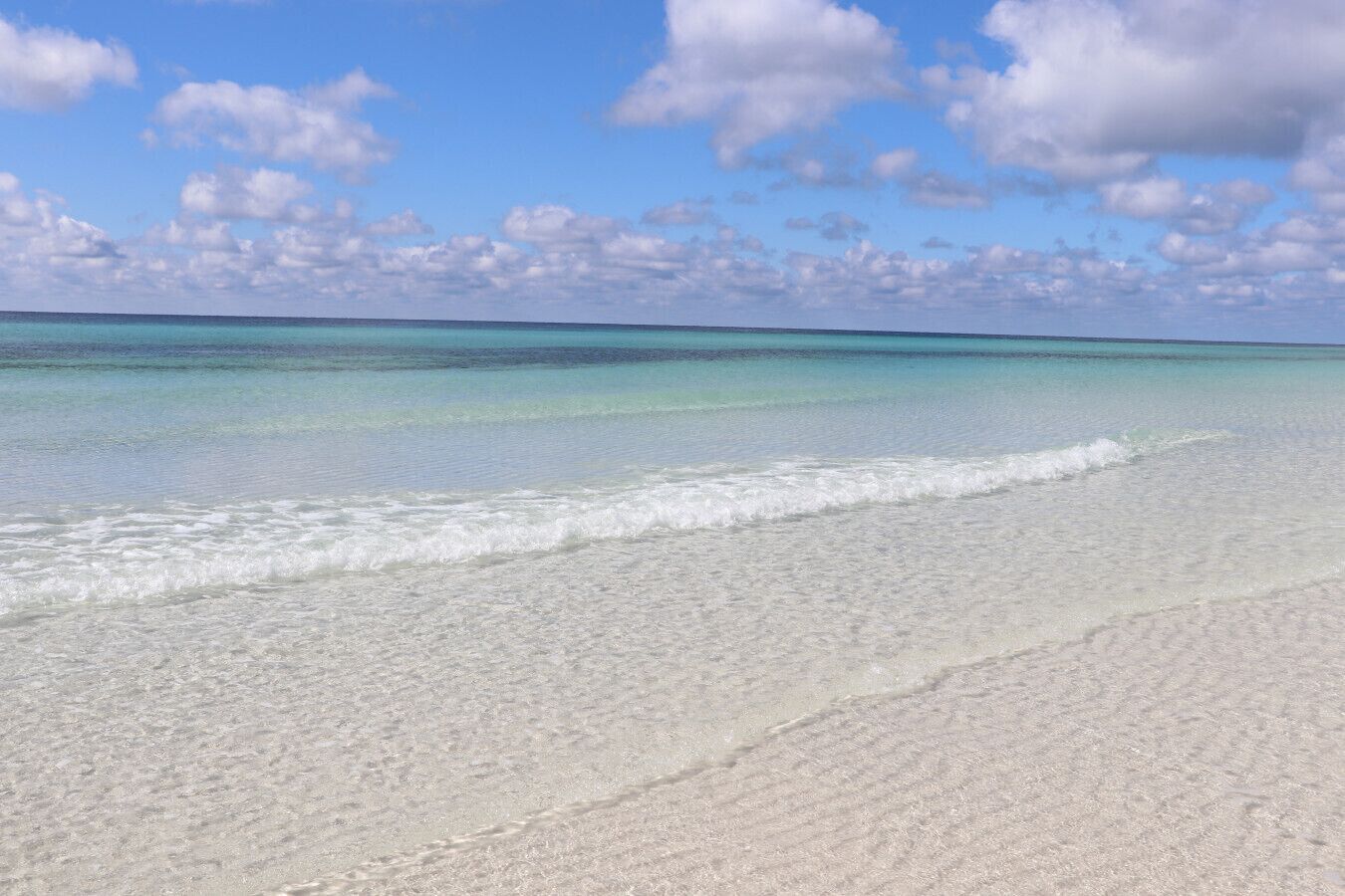 Playa en los alrededores, camastros y toallas de playa 