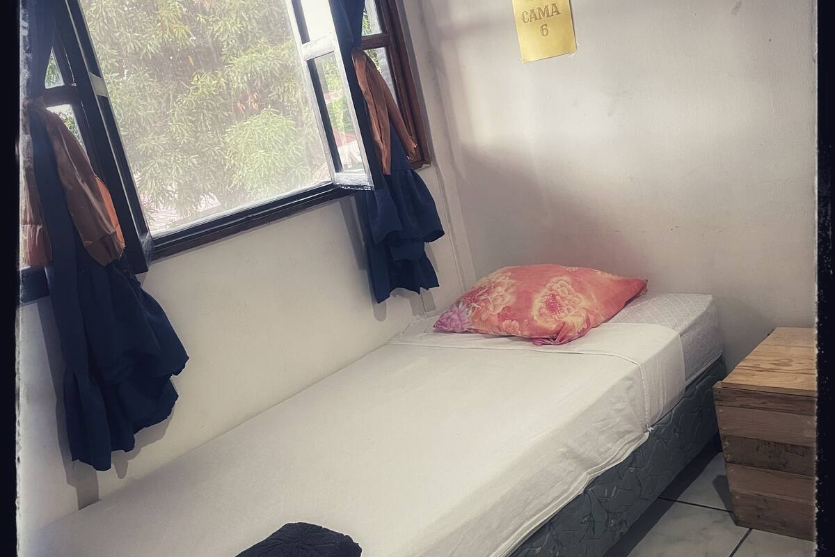 Dormitorio compartido clásico | Espacio para trabajar con un portátil y cortinas opacas