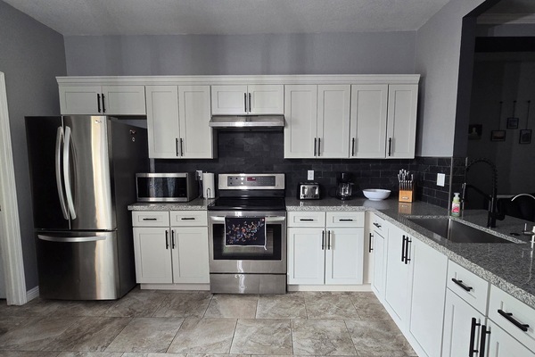 Kjøleskap, mikrobølgeovn, ovn og kokeplater