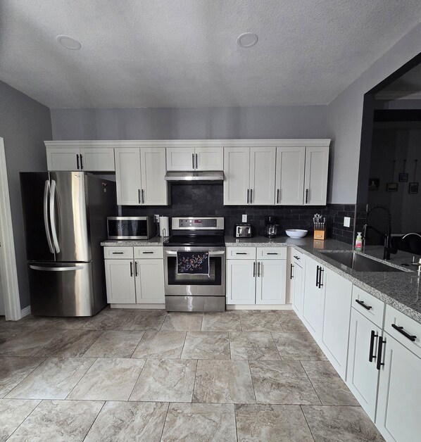 Refrigerador, microondas, horno y parrilla de estufa