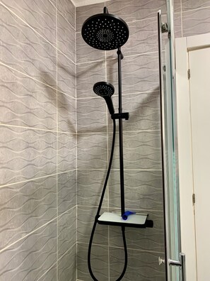 Haartrockner, HandtĂŒcher, Toilettenpapier