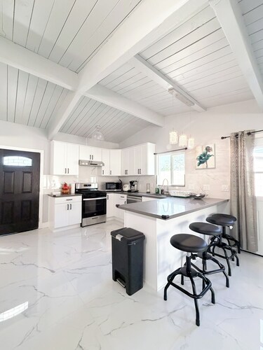 Haven Getaway 4-bedroom house in wonderful Anaheim with AC