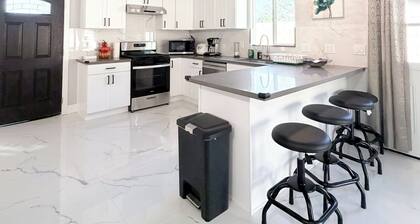 Haven Getaway 4-bedroom house in wonderful Anaheim with AC