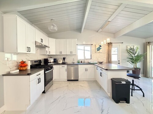 Haven Getaway 4-bedroom house in wonderful Anaheim with AC