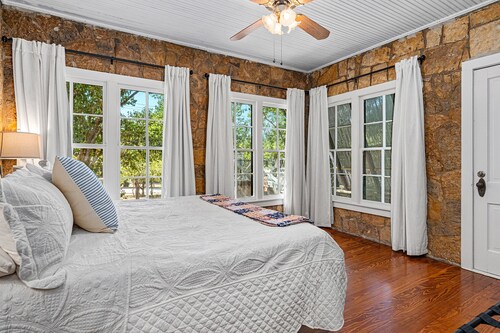 Cherry Street Retreat - 1 Block from Main!