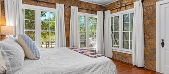 Cherry Street Retreat - 1 Block from Main!