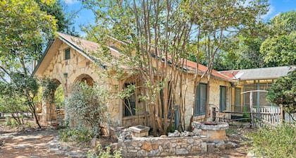 Cherry Street Retreat - 1 Block from Main!