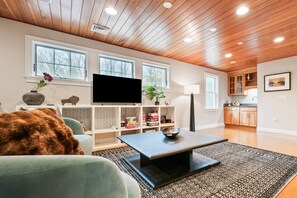 TV, peis, bøker og stereoanlegg