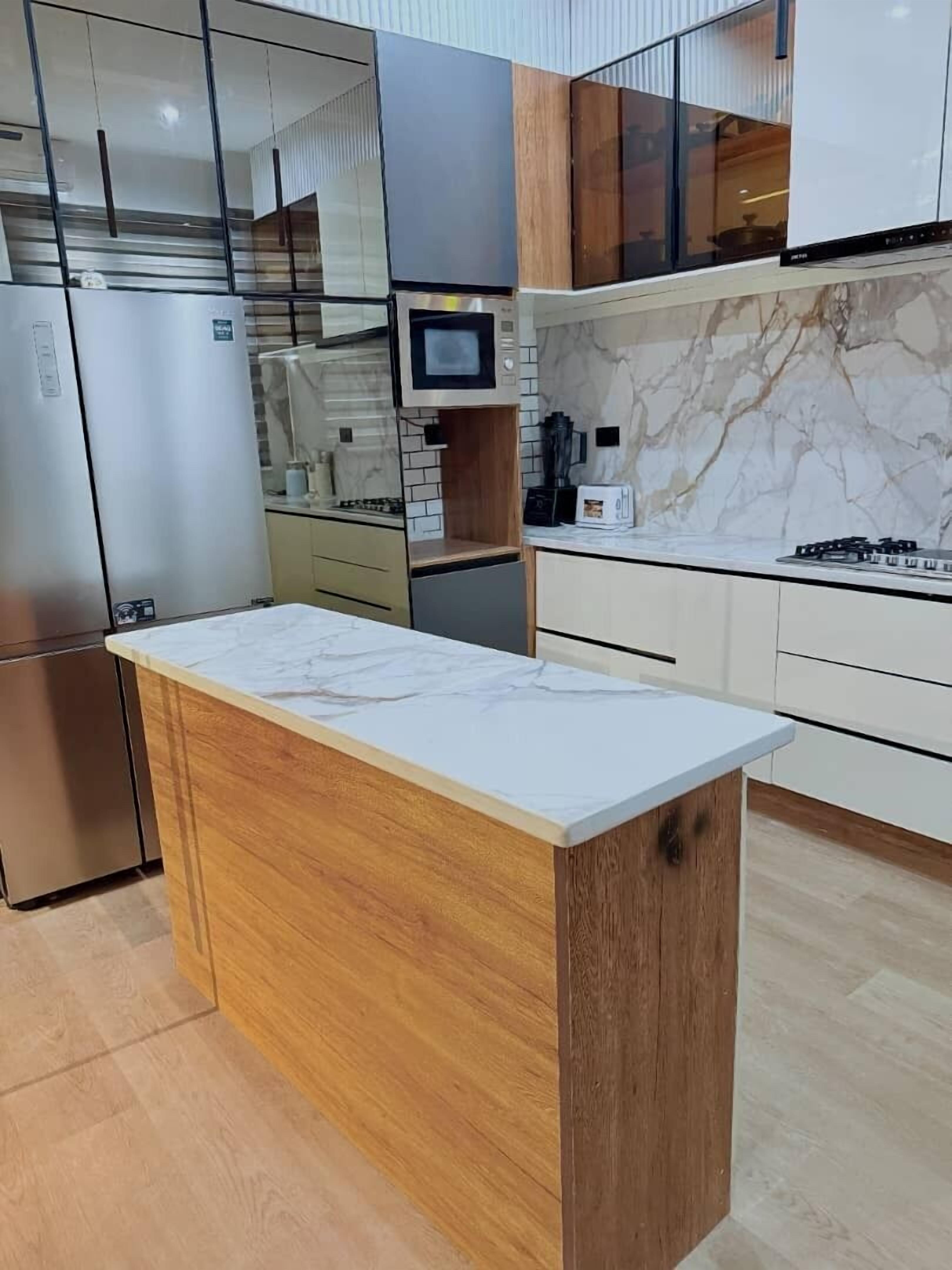 Apartment, City View | Private kitchen | Mini-fridge, microwave, oven, cookware/dishes/utensils