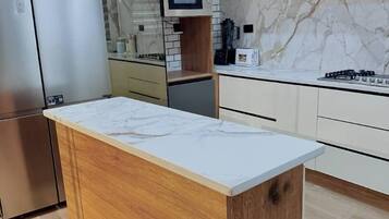 Apartment, City View | Private kitchen | Mini-fridge, microwave, oven, cookware/dishes/utensils