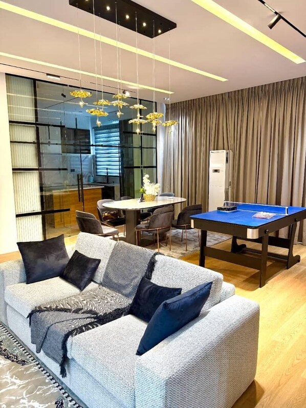 Apartment, Stadtblick | Wohnbereich