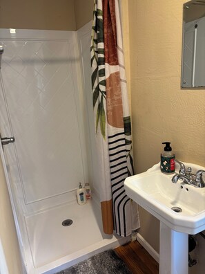 مجففات شعر، مناشف، صابون، ورق حمّام