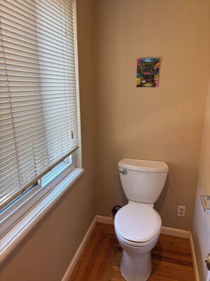 مجففات شعر، مناشف، صابون، ورق حمّام