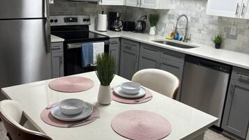 Microondas, horno, parrilla de estufa y lavavajillas