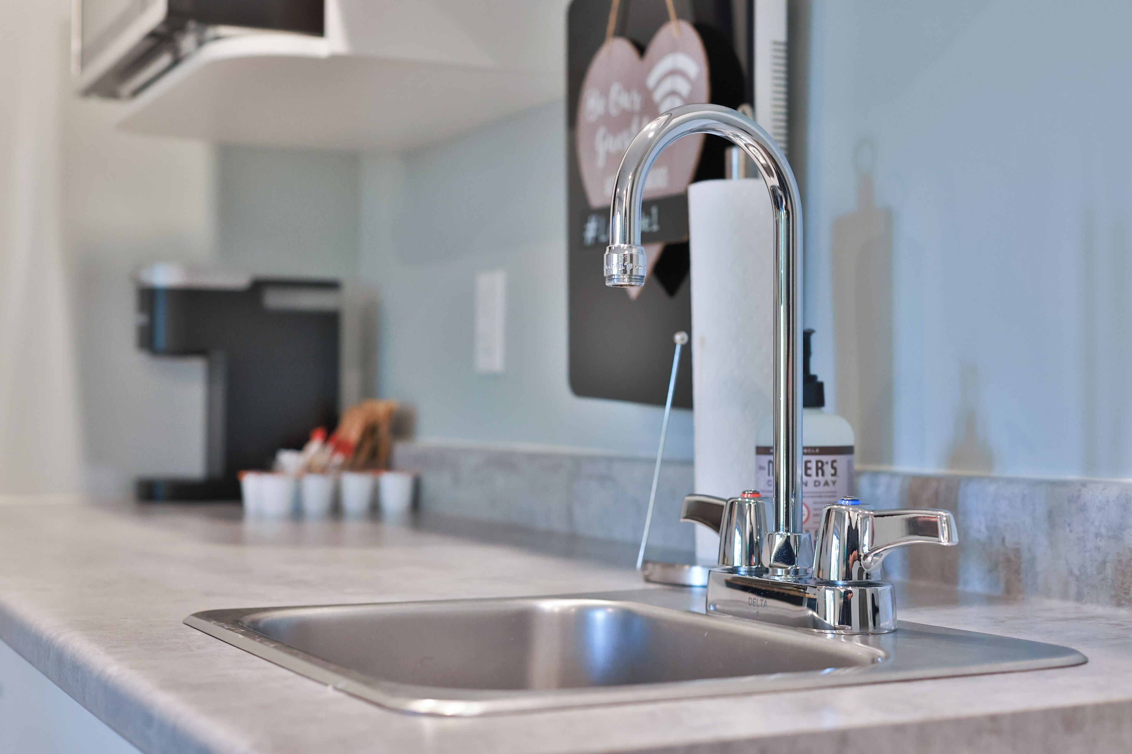 ثلاجة، ميكروويف، ماكينة لصنع القهوة/الشاي