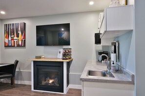 Fridge, microwave, coffee/tea maker - Twin Pines (Victoria)
