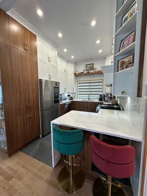 Four Ă micro-ondes, un four, surface de cuisson, lave-vaisselle