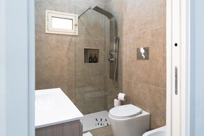 Dutxa, assecador de cabells, bidet i tovalloles 